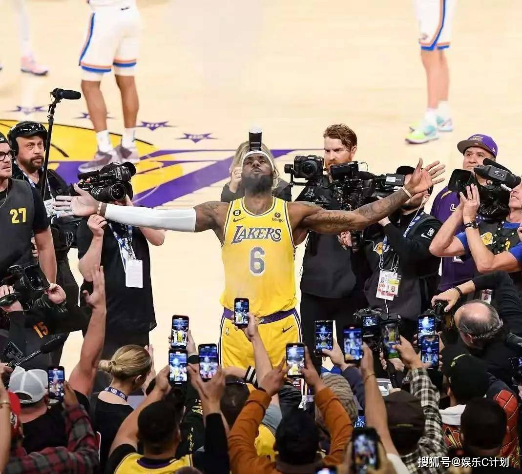 重返赛场引爆全场！，詹姆斯意外战胜美国队观众掌声雷动的简单介绍-kaiyun